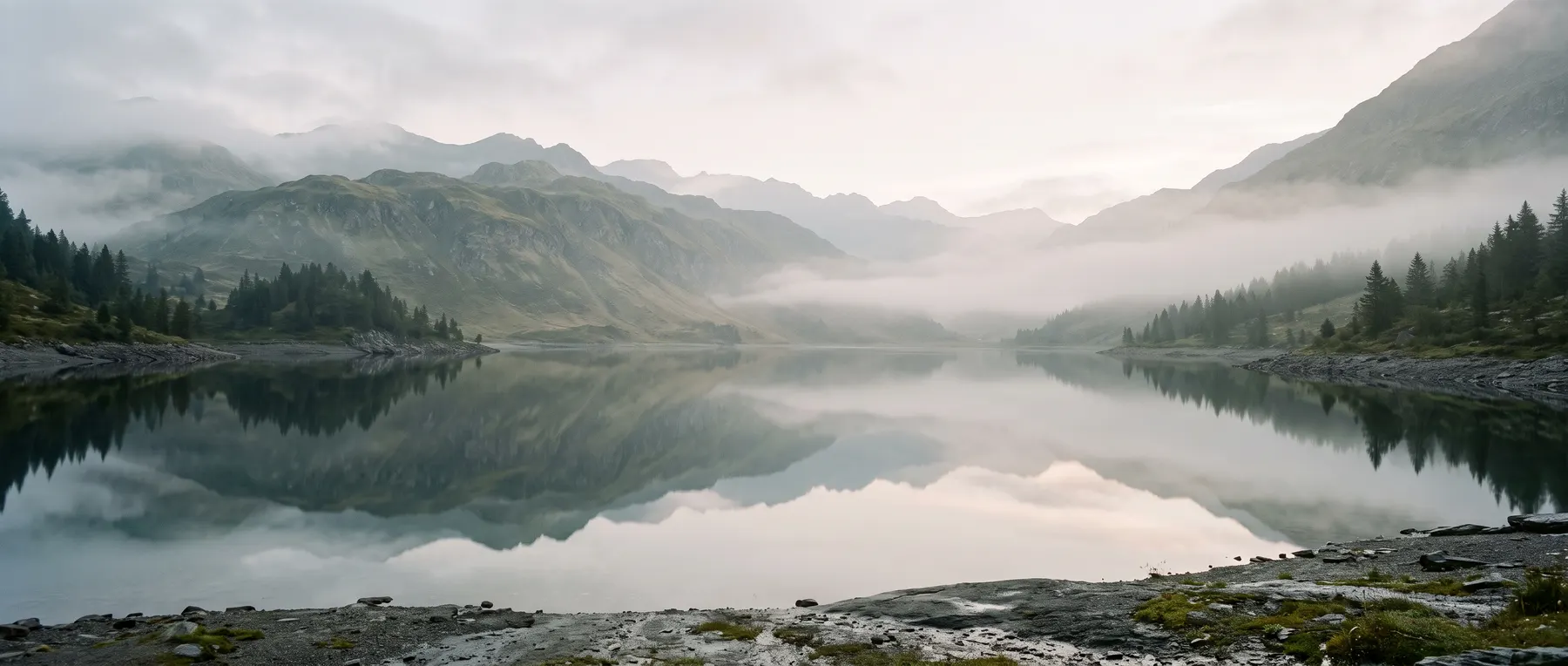 Bergsee im Morgennebel